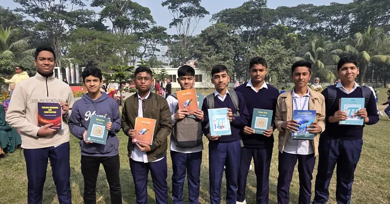 নারায়ণগঞ্জ বছরের প্রথম দিনে শিক্ষার্থীরা নতুন বই হাতে উচ্ছ্বসিত